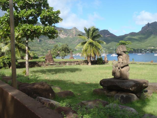 Tikis in Taiohae auf Nuku Hiva